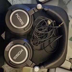 KOSS BT540i wireless headphones Bluetooth-enabled